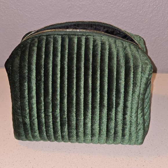 Benevolence LA Green Quilted Zip Bag Makeup Cosmetics Travel - Picture 3 of 7